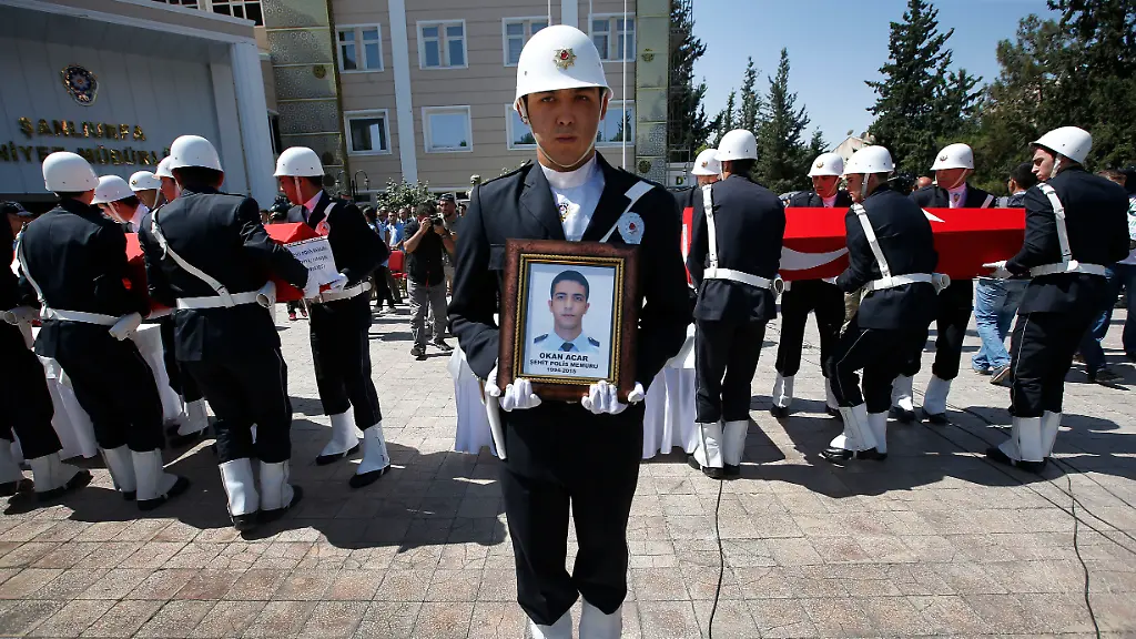 328DEE0098453E17-jpg784620388532859663