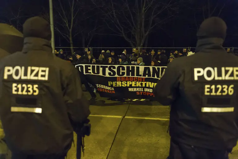 Demonstranten-in-Berlin-Marzahn-gegen-geplante-Container-fuer-Asylanten