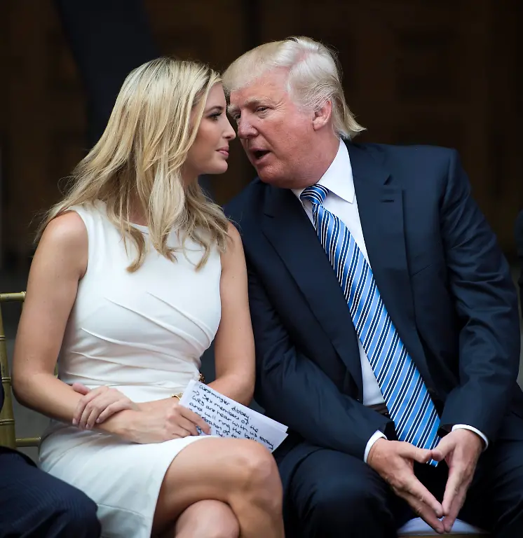 DonaldmitTochtertuschelnd