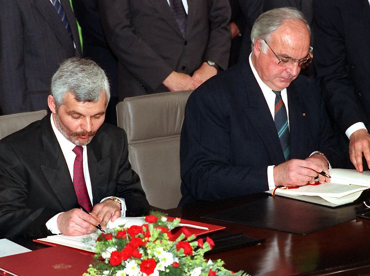 Bundeskanzler Helmut Kohl und Polens Ministerpräsident Jan Krzysztof Bielecki bei der Unterzeichung des deutsch-polnischen Nachbarschaftsvertrags am 17. Juni 1991. Der Vertrag schrieb unter anderem die Unantastbarkeit der Grenzen fest.