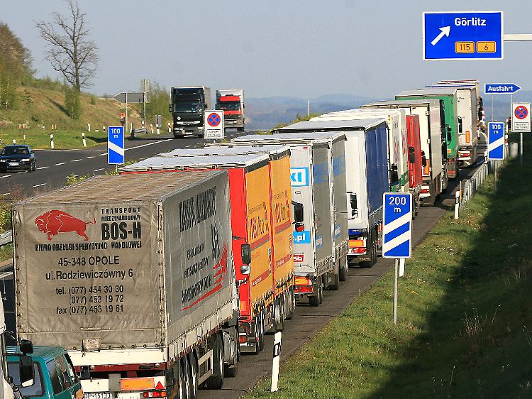 Laster stauen sich vor dem deutsch-polnischen Grenzübergang bei Görlitz.