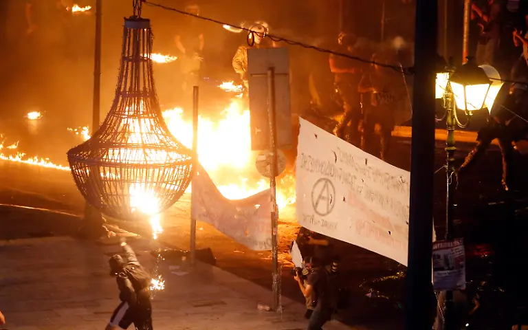 mit-Brandsaetzen-und-Steinen