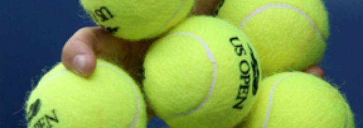Man kann es auch mit einem eingenähten Tennisball im Rücken der Schlafanzugjacke versuchen. Der verhindert, dass sich der Schnarcher auf den Rücken drehen kann.