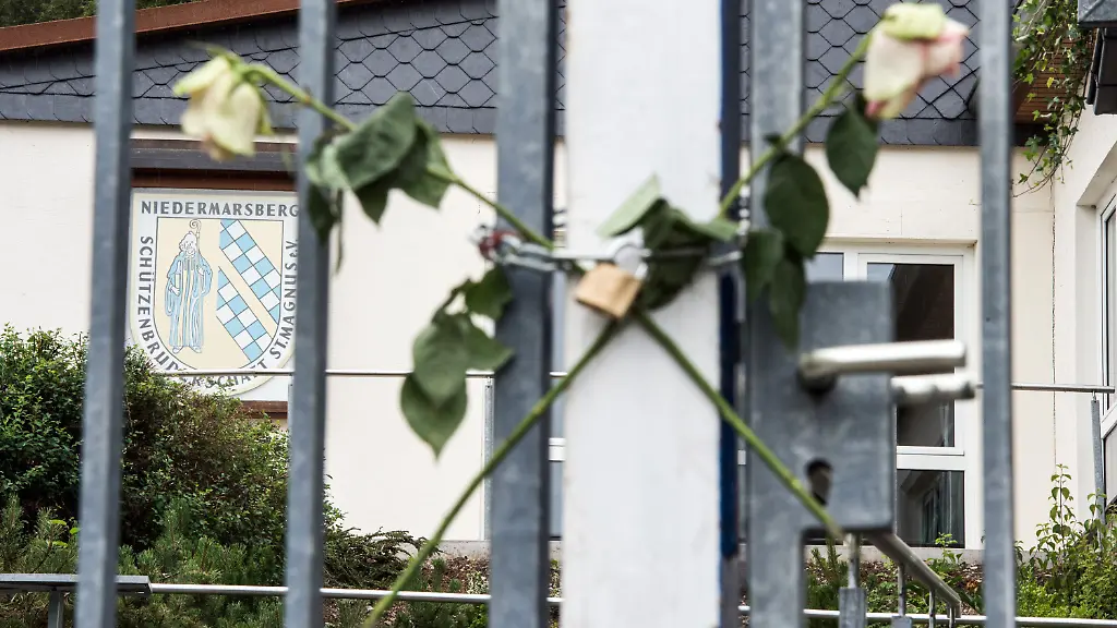 Zwei-gekreutze-Rosen-sind-am-12-07-2015-vor-dem-Tor-zum-Gelaende-der-Schuetzenhalle-Marsberg-im-Sauerland-Nordrhein-Westfalen-befestigt-worden-Bei-einem-Kanonenschuss-im-Rahmen-des-Schuetzenfestes-war-am-Vortag-das-Kanonenohr-geplatzt-ein-Metallteil-hatte-den-Schuetzenkoenig-toedlich-getroffen