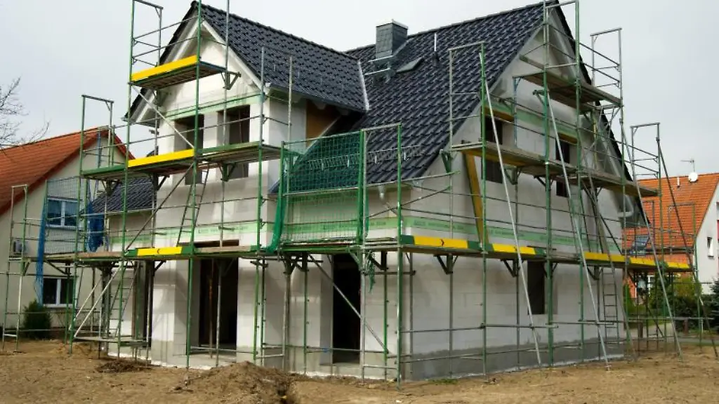 Kommt-es-unter-den-Baubeteiligten-zu-einem-Gerichtsstreit-geraet-der-Bau-ins-Stocken-Ist-im-Bauvertrag-jedoch-eine-Schlichtung-vorgesehen-werden-Verzoegerungen-oft-vermieden