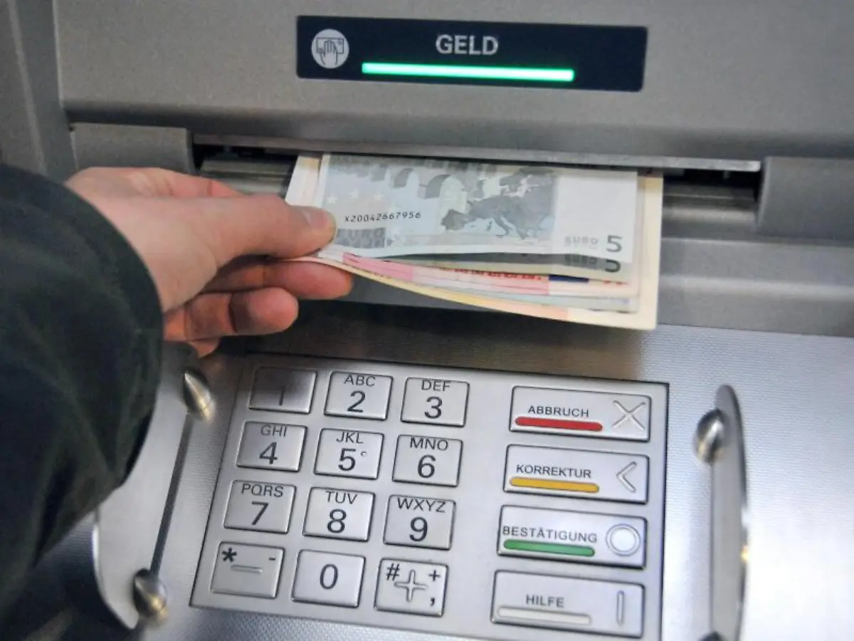 Wer-zu-einer-fremden-Bank-geht-um-am-Automaten-Geld-abzuheben-muss-kuenftig-mit-einer-hoeheren-Gebuehr-rechnen