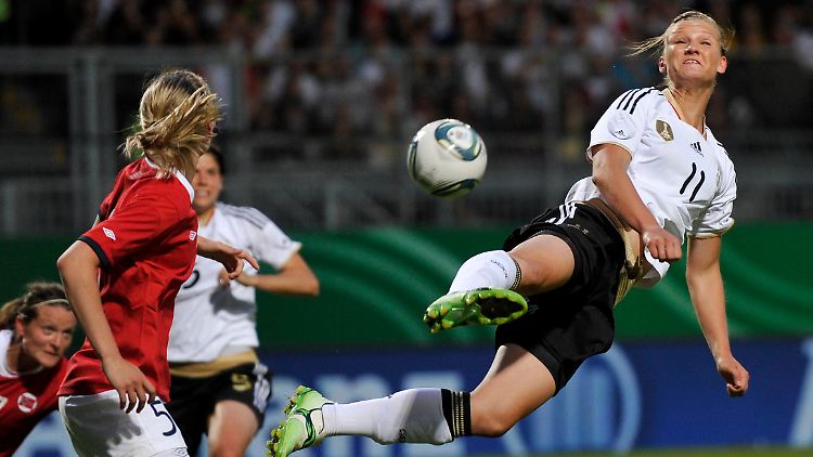 Alexandra Popp beim Torschuss.