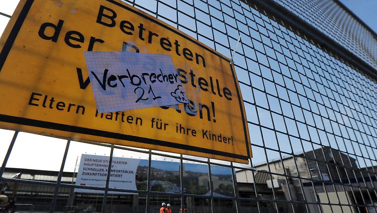 Protest-Aufkleber an der Baustelle.