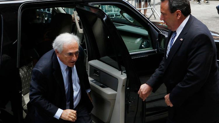 Dominique Strauss-Kahn auf dem Weg in seine Bleibe in New York.