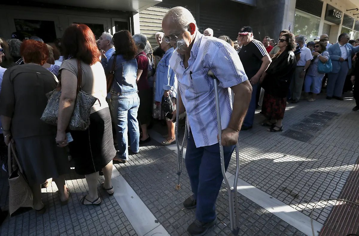 2015-07-01T090146Z-1238876635-GF10000145414-RTRMADP-3-EUROZONE-GREECE-JPG507419757094286224