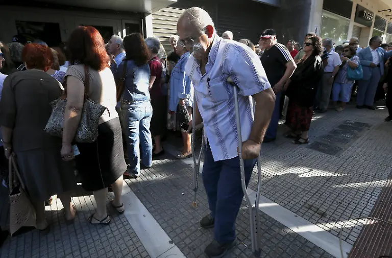 2015-07-01T090146Z-1238876635-GF10000145414-RTRMADP-3-EUROZONE-GREECE-JPG507419757094286224