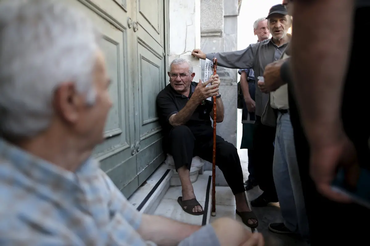 2015-07-06T064058Z-109802654-GF10000150048-RTRMADP-3-EUROZONE-GREECE-JPG240913551054002730