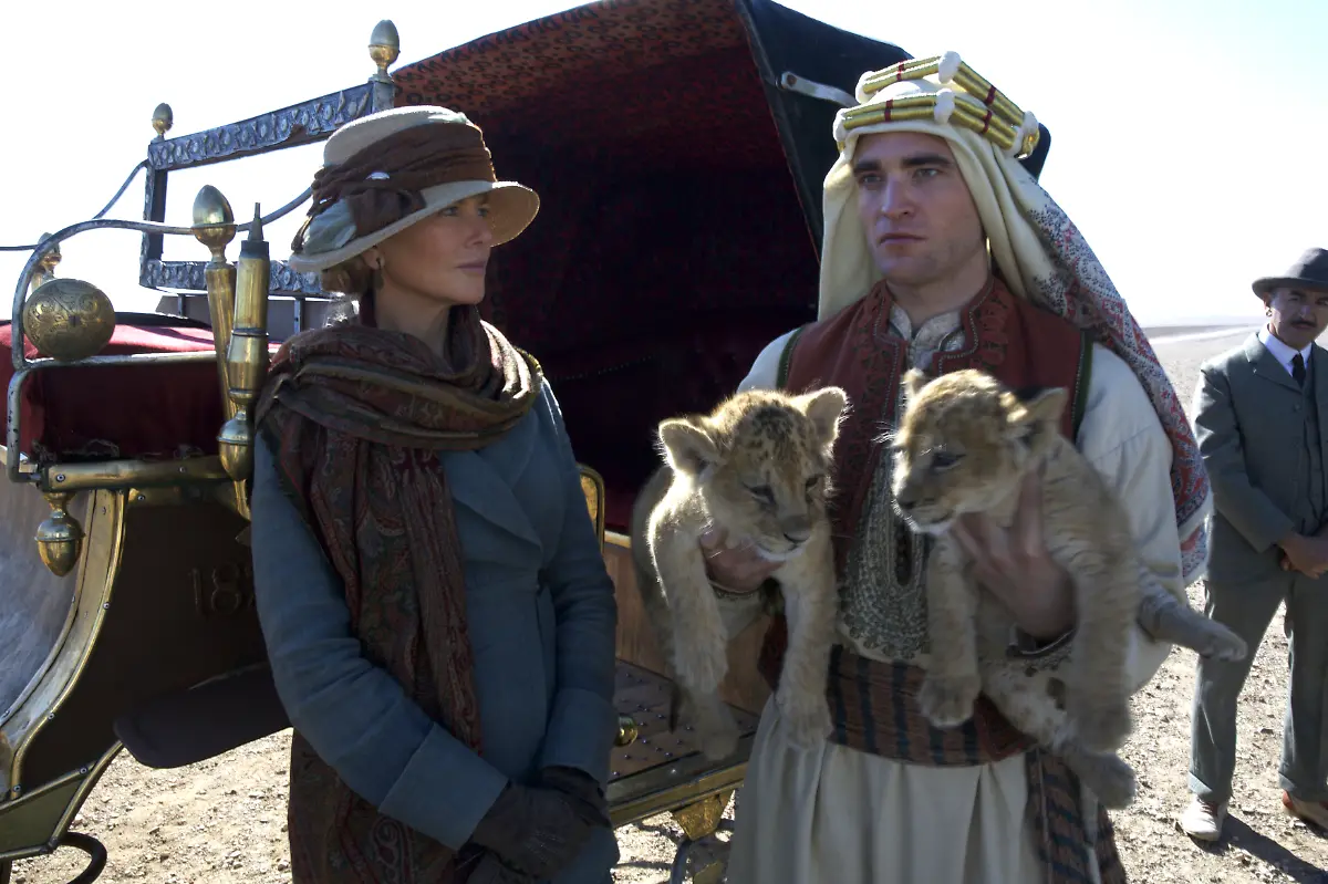 Gertrude-Bell-Nicole-Kidman-und-T-E-Lawrence-Robert-Pattinson-beim-offiziellen-Fototermin-der-britischen-Delegierten-in-Kairo
