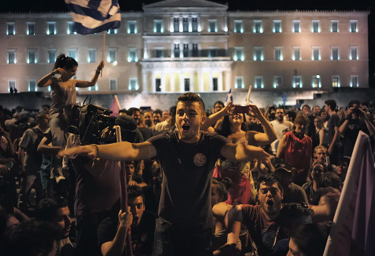 2015-07-05T222607Z-1903216673-GF10000149604-RTRMADP-3-EUROZONE-GREECE-JPG9090285590667450793