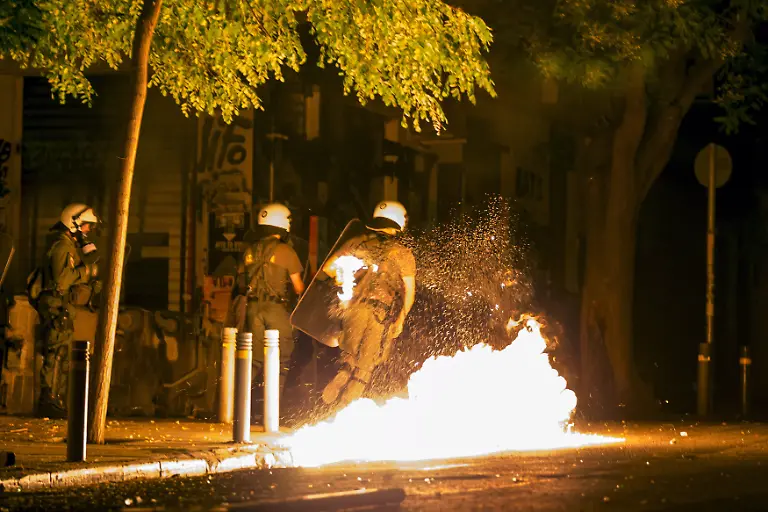 2015-07-05T231101Z-1566682046-GF10000149843-RTRMADP-3-EUROZONE-GREECE-JPG7597626773839796286