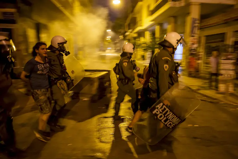 2015-07-05T230405Z-1007706187-GF10000149767-RTRMADP-3-EUROZONE-GREECE-JPG4064938980736768867