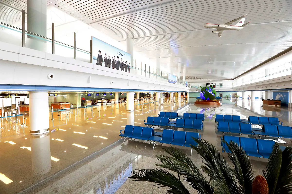 2015-06-25T131610Z-228231010-GF10000138772-RTRMADP-3-NORTHKOREA-AIRPORT-JPG3039689454816426826