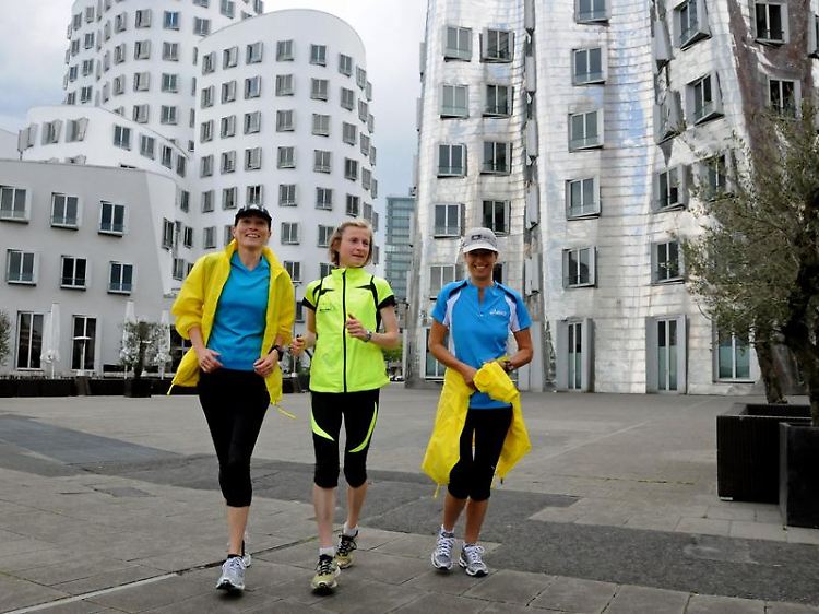 Beim Laufen die Stadt kennenlernen - Stadtführerin Steffi Buss (Mitte) zeigt dabei in Düsseldorf zum Beispiel den Medienhafen und die Gehry-Bauten. Solche «Sightrunning»-Touren gibt es auch in etlichen anderen Städten.