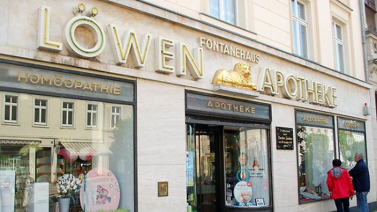 Fontane kam 1819 in Neuruppin zur Welt, sein Vater Louis Henry war Apotheker. Das Geburtshaus, die "Löwen-Apotheke" in der Karl-Marx-Straße 84, gibt es noch heute.