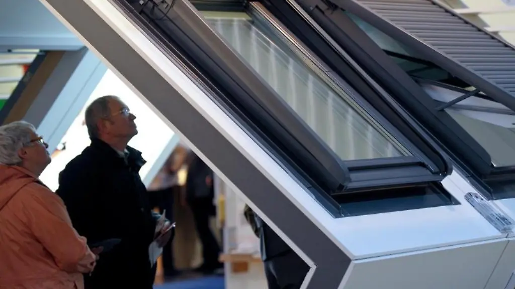 Dachfenster-sollten-moeglichst-so-ausgerichtet-werden-dass-sie-nach-Sueden-oder-Suedwesten-zeigen-Dann-kommt-auch-im-Winter-viel-Licht-herein