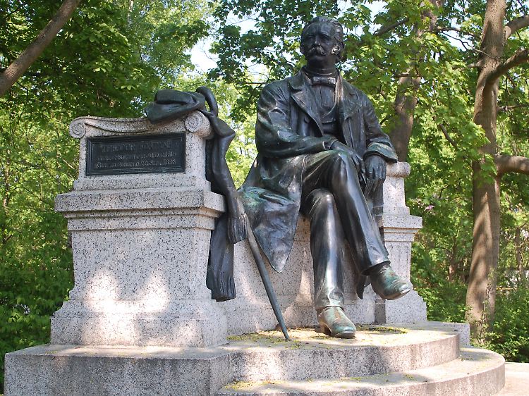 Das Denkmal am Fontaneplatz zeigt den Autor und Wanderer durch die Mark Brandenburg in lässiger Pose.
