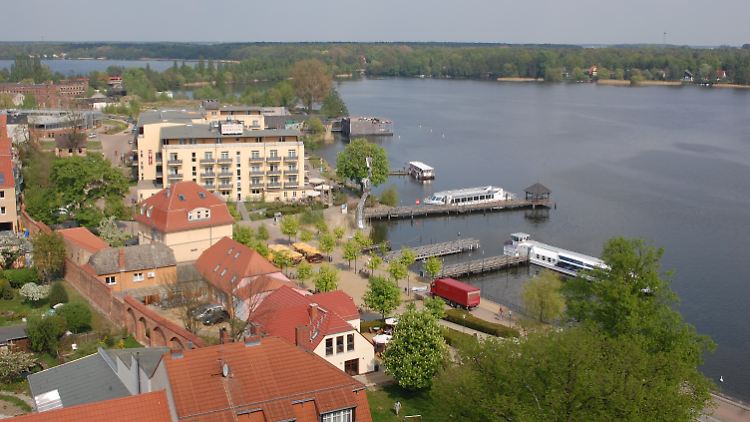 Die meisten Touristen zieht es in Neuruppin gleich an die Promenade - von hier aus starten die Fahrgastschiffe, aber auch Schwäne, Möwen und Haubentaucher lassen sich am Ufer des Ruppiner Sees beobachten.