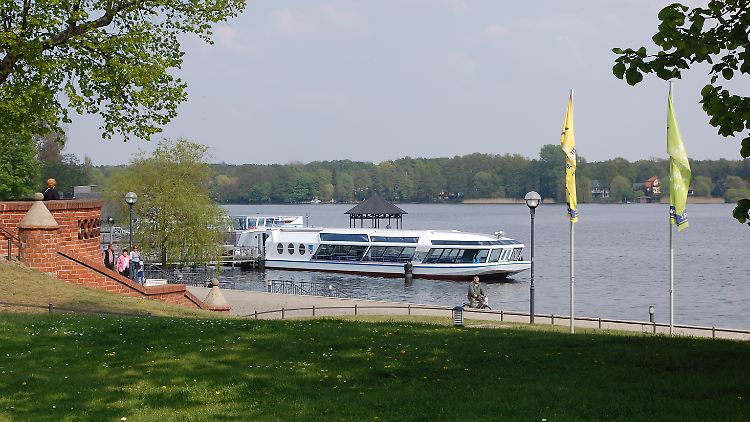 Eine Fahrt auf dem Ruppiner See lassen sich die wenigsten Touristen entgehen.