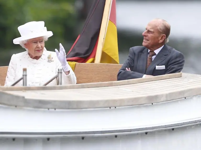 Die-britische-Koenigin-Elizabeth-II-wird-von-Bundespraesident-Joachim-Gauck-mit-militaerischen-Ehren-begruesst