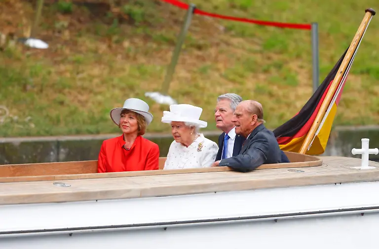 2015-06-24T094041Z-1205601025-LR2EB6O0QVJ04-RTRMADP-3-GERMANY-ROYALS-JPG8934219787386990216