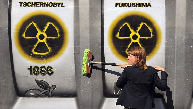 Umbau der Energieversorgung - mit grünem Besen.