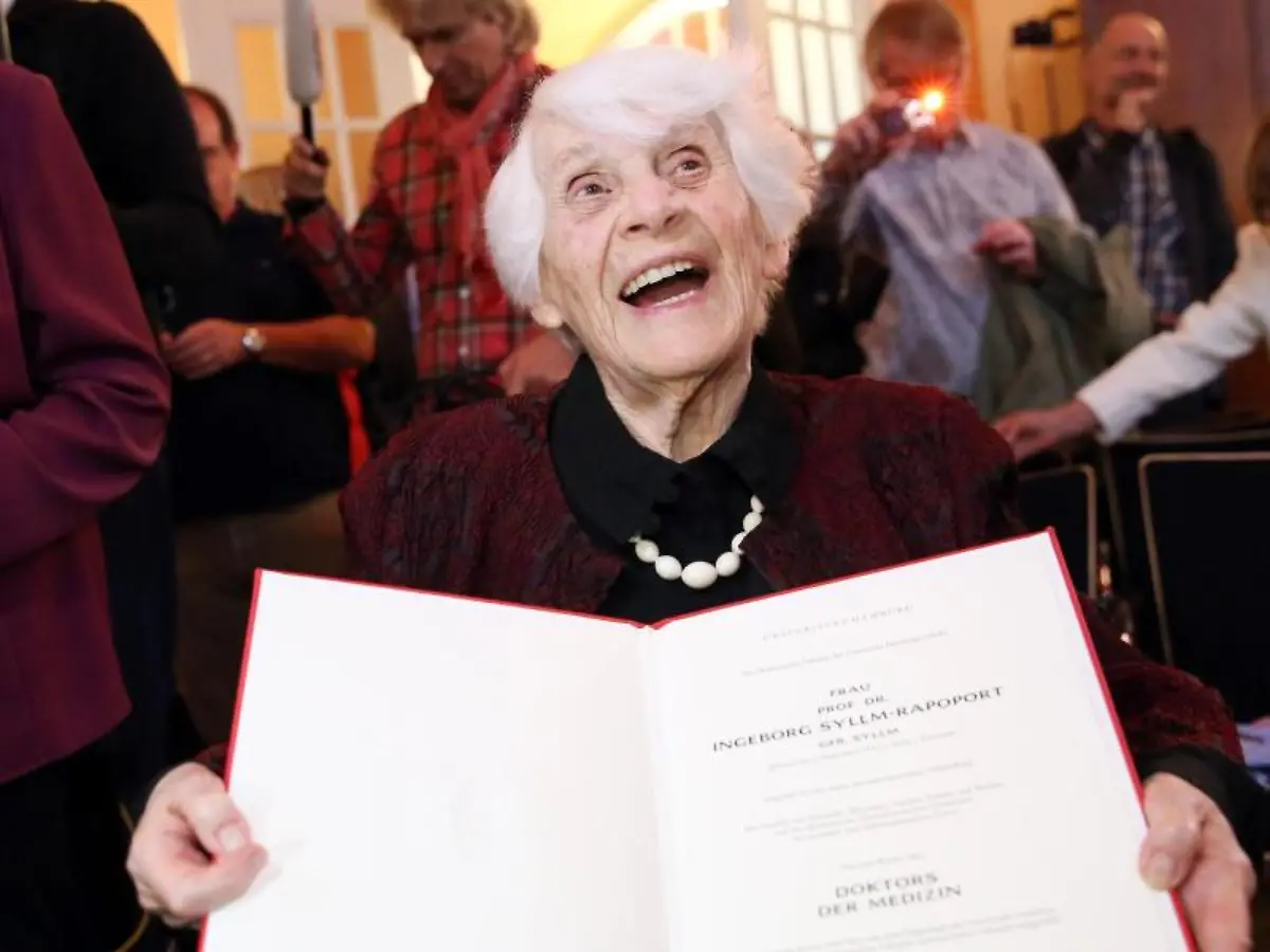 Die-Kinderaerztin-Ingeborg-Syllm-Rapoport-zeigt-ihre-Promotionsurkunde
