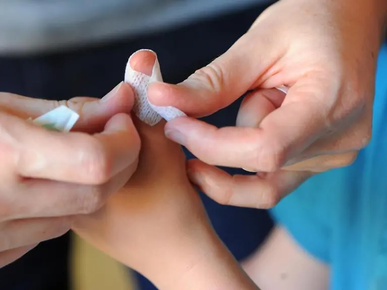 Bei-kleineren-Wunden-ist-ein-Pflaster-nicht-unbedingt-notwendig