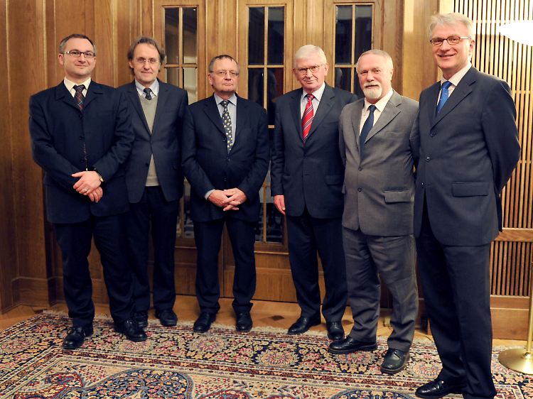 Wolfgang Krieger (r.) bei der Vorstellung der BND-Historikerkommission.