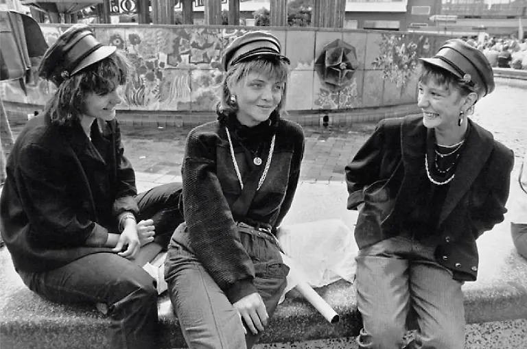 ddrlimited-press-p052-053-1