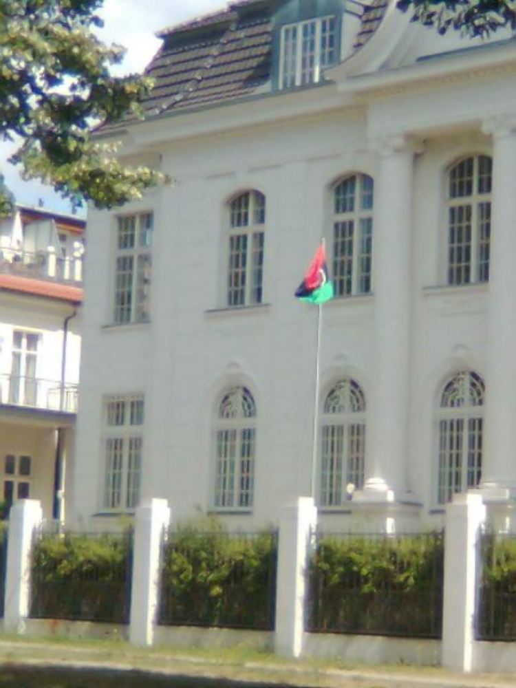 Die Flagge der Rebellen weht nicht nur über, sondern auch vor der libyschen Botschaft in der Berliner Podbielskiallee.