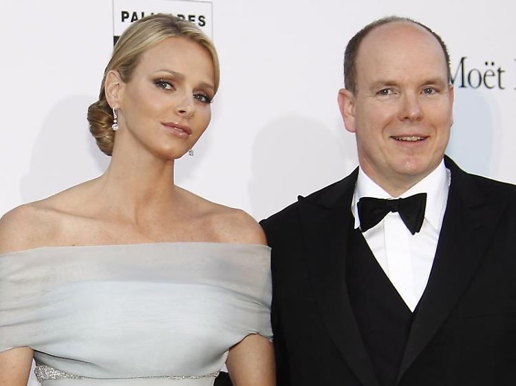 Fürst Albert II. von Monaco und seine Verlobte Charlene Wittstock - für Hochzeitstouristen gibt es Champagner und Eis gratis.