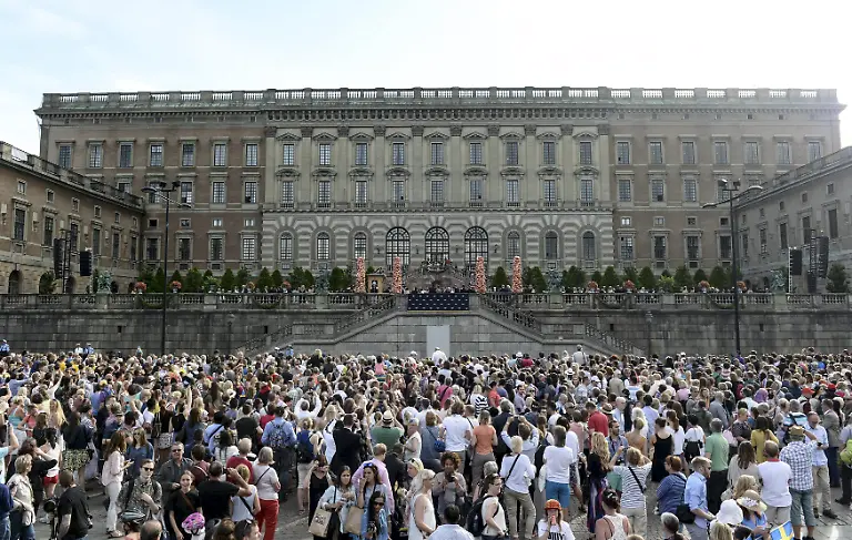 2015-06-13T203947Z-851855303-GF10000126625-RTRMADP-3-SWEDEN-ROYALS-JPG6567265179143664597