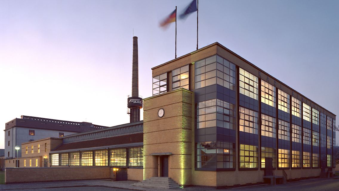Das Gebäude des Fagus-Werks in Alfeld. Die von Bauhaus-Gründer Walter Gropius entworfene Schuhleisten-Fabrik gilt in ihrer klaren Architektur als Schlüsselbau der Moderne