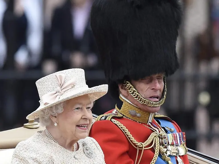 Koenigin-Elizabeth-II-und-Prinz-Philip-haben-den-Buckingham-Palast-verlassen