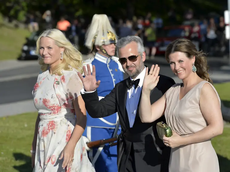 2015-06-12T182241Z-1341467060-GF10000125502-RTRMADP-3-SWEDEN-ROYAL-WEDDING-JPG319393043032639201