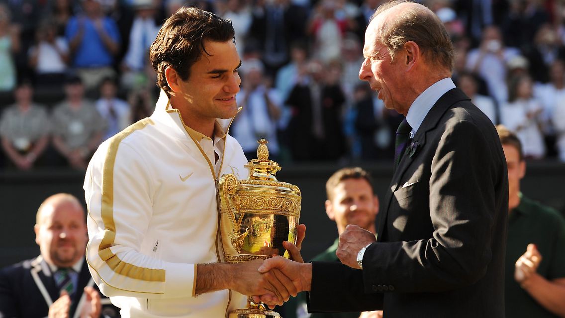Roger Federer legt in Wimbledon stets Wert auf angemessene Kleidung.