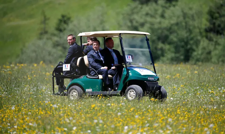 2015-06-07T133408Z-1185181781-LR1EB6711OLSO-RTRMADP-3-G7-SUMMIT-JPG6539092111211211350