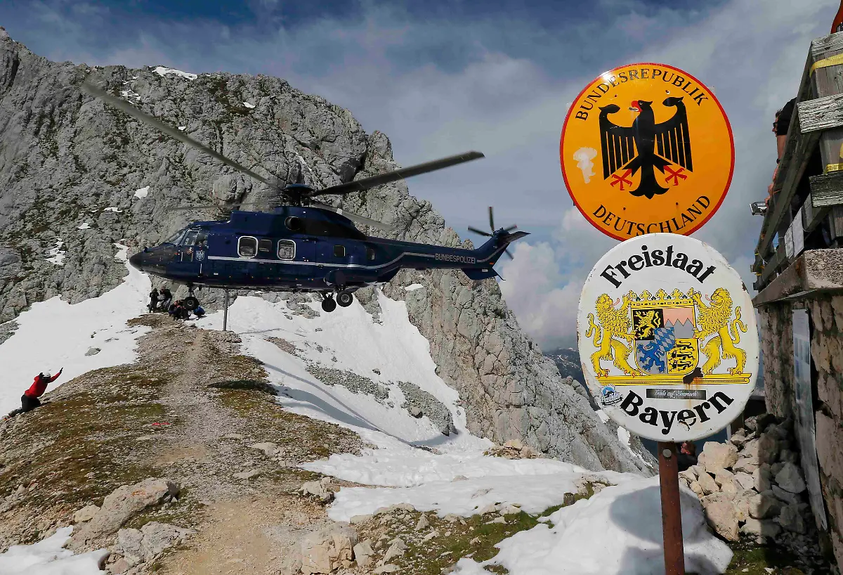 2015-06-02T130758Z-1512207423-LR2EB6210GZR8-RTRMADP-3-G7-SUMMIT-JPG8381374802077534649