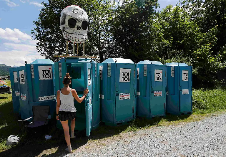 2015-06-03T115457Z-292180521-LR2EB630X3A91-RTRMADP-3-G7-SUMMIT-JPG6027800615096746144