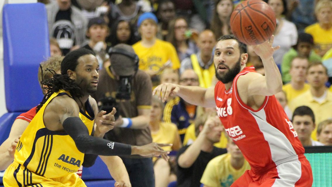 Auf ein Neues: Berlins Julius Jenkins, links, und Bambergs Predrag Suput.