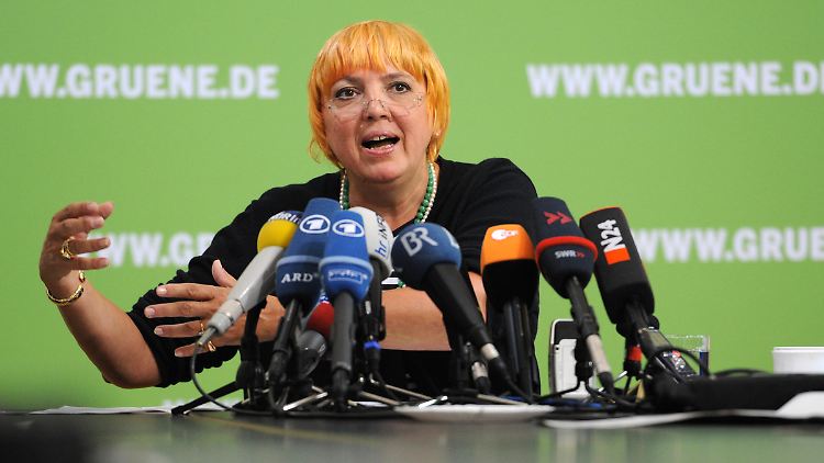 Kein leichtes Unterfangen: Grünen-Chefin Roth muss die Unterstützung begründen, obwohl ihre Partei weiterführende Ziele gefordert hat.