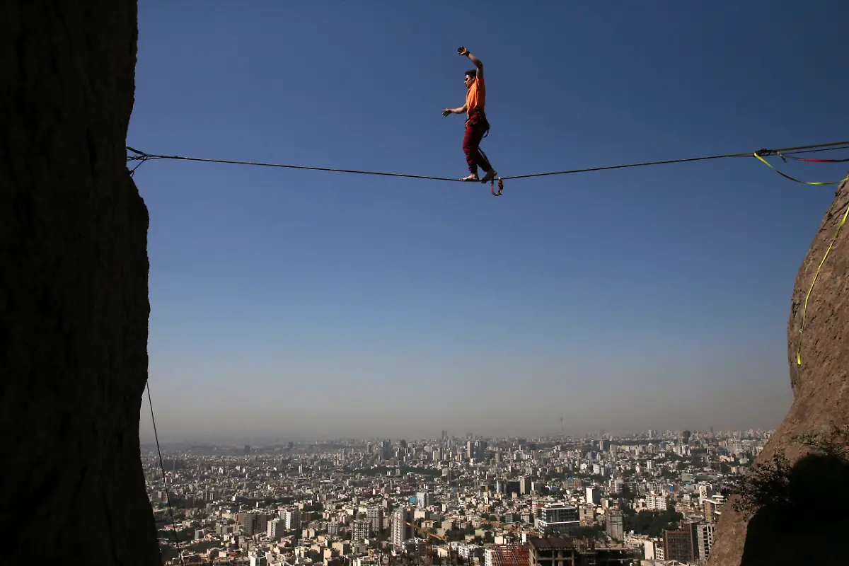 Slacklining-Mideast-Iran