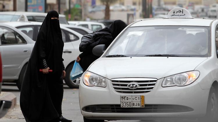 Alltag: Frauen in Saudi-Arabien müssen mit dem Taxi fahren, wollen sie ohne ihre Männer unterwegs sein.