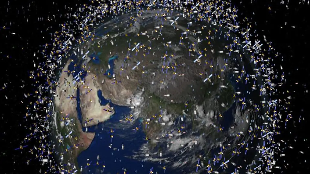 Das-computergenerierte-Bild-der-European-Space-Agency-ESA-zeigt-Weltraummuell-frueherer-Weltraummissionen-der-neben-intakten-Satelliten-um-die-Erde-kreist