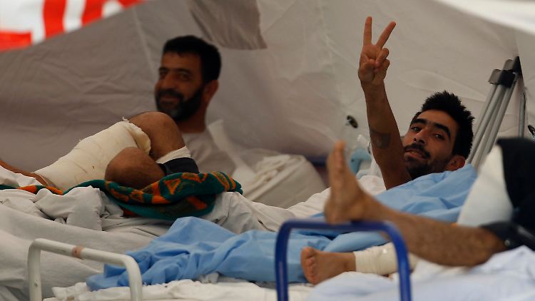Augenzeugen: Verletzte Syrer in der Türkei. Nur sie können berichten, was in ihrer Heimat vor sich geht.